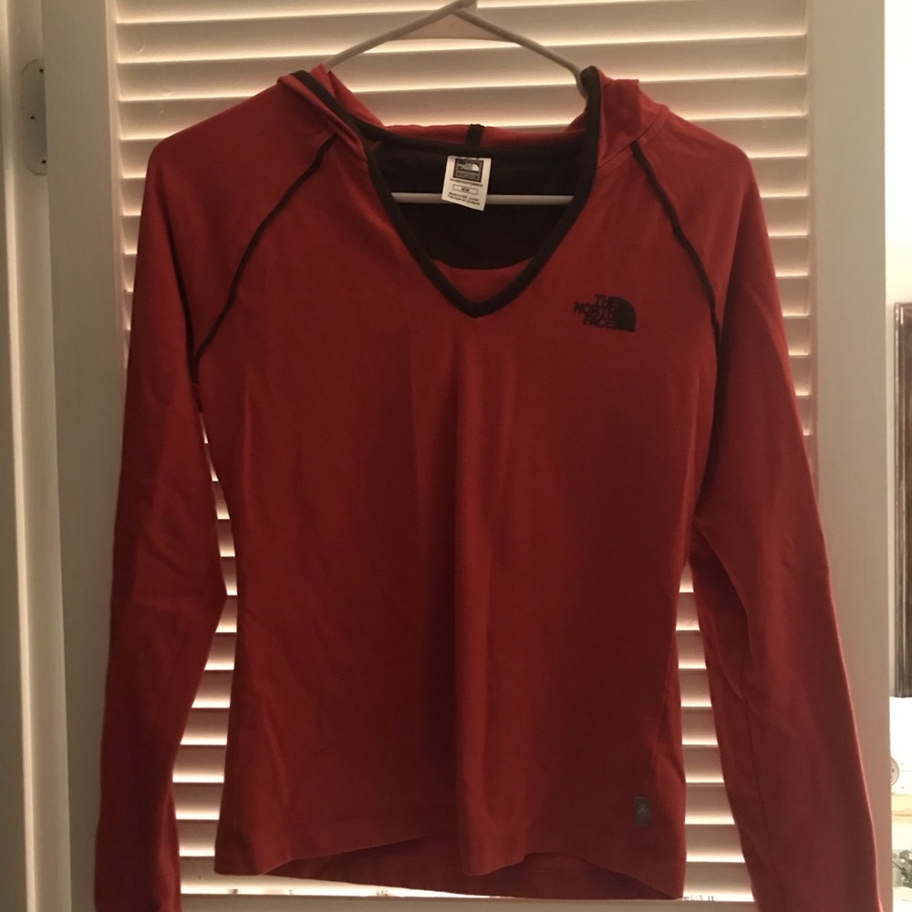 The North Faced top w hood.